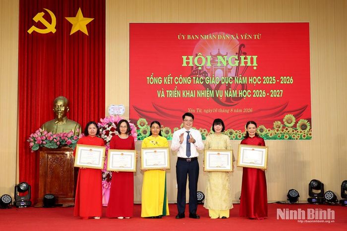 Đồng chí Ngô Quang Tuệ, Phó Giám đốc Sở Giáo dục và Đào tạo trao Bằng khen của UBND tỉnh cho các cá nhân đạt thành tích xuất sắc trong năm học 2025 - 2026.