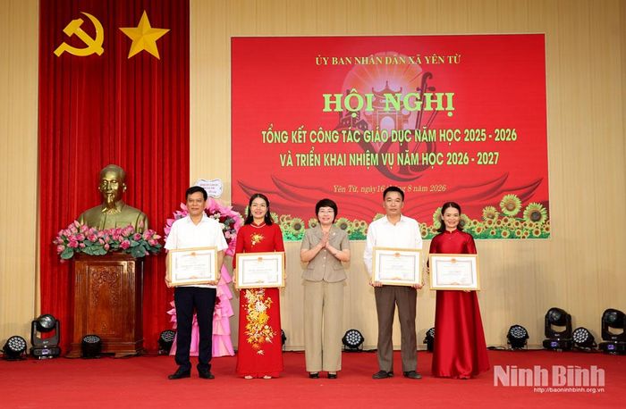 Lãnh đạo Đảng ủy xã Yên Từ trao Giấy khen, danh hiệu tập thể lao động tiên tiến cho các tập thể đạt thành tích xuất sắc trong năm học 2025 - 2026.