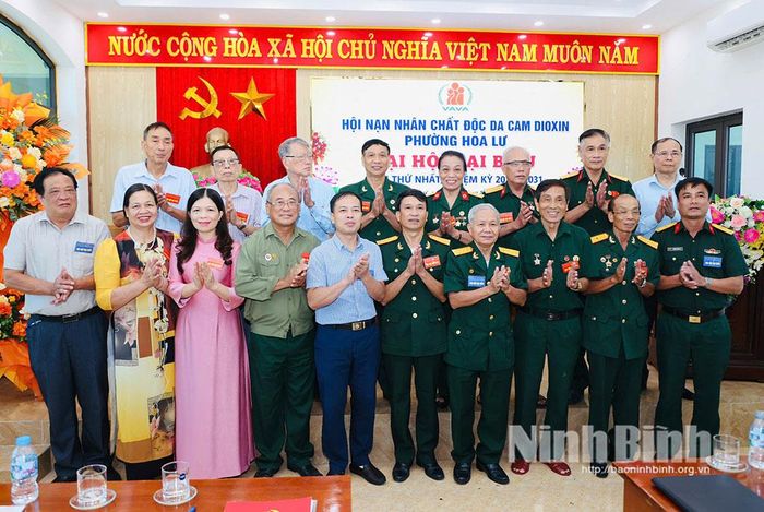 Lãnh đạo Hội Nạn nhân chất độc da cam/dioxin tỉnh và lãnh đạo Ủy ban MTTQ Việt Nam phường Hoa Lư chúc mừng Ban Chấp hành Hội Nạn nhân chất độc da cam/dioxin phường Hoa Lư khóa I.