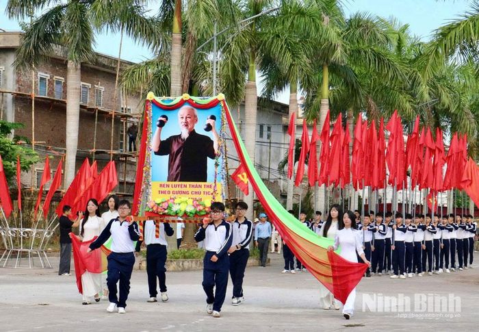 Đoàn rước kiệu ảnh Bác Hồ tại lễ khai mạc Đại hội.