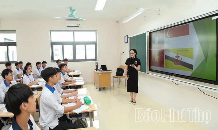 Quy mô trường lớp được mở rộng, tạo điều kiện để các trường tổ chức tốt hơn các hoạt động giáo dục. Ảnh: Tiết học Tin học tại Trường THPT Chuyên Vĩnh Phúc.