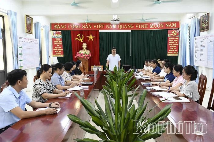 Ban Giám hiệu Trường THCS Phú Xuân, xã Xuân Lãng thông tin về phương án sắp xếp, tổ chức lại cơ sở giáo dục đến giáo viên.