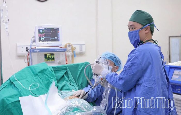 Các bác sĩ Trung tâm Y tế khu vực Yên Lập thực hiện tán sỏi niệu quản ngược dòng cho người bệnh.