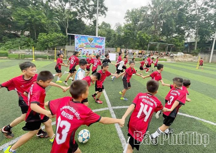Chương trình Team Building với nhiều trò chơi tập thể vui nhộn, hấp dẫn thu hút đông đảo thiếu niên, nhi đồng tham gia.