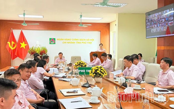 Lãnh đạo Chi nhánh NHCSXH tỉnh giao ban định kỳ, chỉ đạo các Phòng giao dịch bám sát chỉ tiêu kế hoạch tín dụng, đẩy nhanh tiến độ giải ngân các chương trình cho vay ưu đãi.