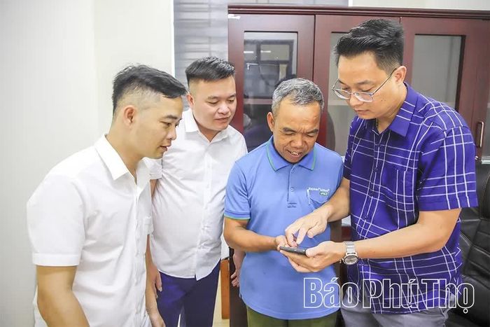 Cán bộ công chức xã Mường Động hỗ trợ người dân truy cập ứng dụng giải quyết thủ tục hành chính trên cổng dịch vụ công trực tuyến.