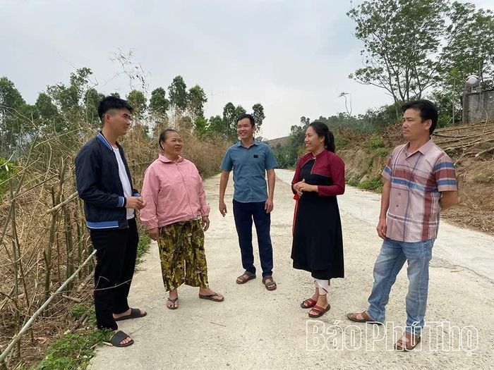 Đoạn đường mới mở ở thôn Đồng Dong do người dân hiến đất.