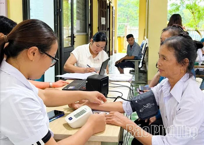 Người dân xã Minh Đài được khám sàng lọc sức khỏe ngay tại Trạm y tế.