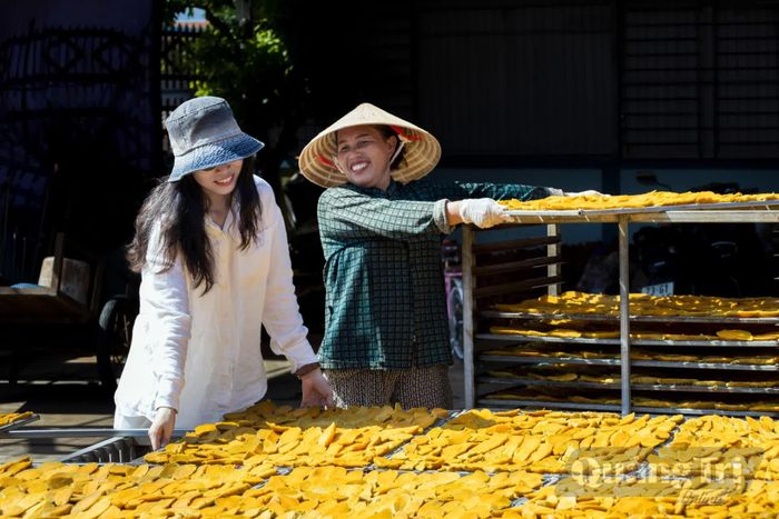 Du khách trải nghiệm phơi khoai deo cùng người dân