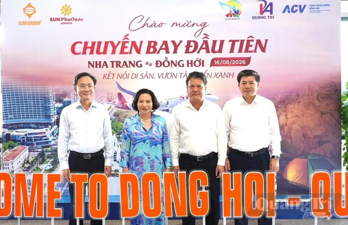 Đồng chí Trần Vũ Khiêm, Phó Bí thư Thường trực Tỉnh ủy, Trưởng đoàn đại biểu Quốc hội tỉnh và các đại biểu chụp ảnh lưu niệm cùng đồng chí Trần Phong, Bí thư Tỉnh ủy Khánh Hòa tại sân bay Đồng Hới - Ảnh: T.Đ