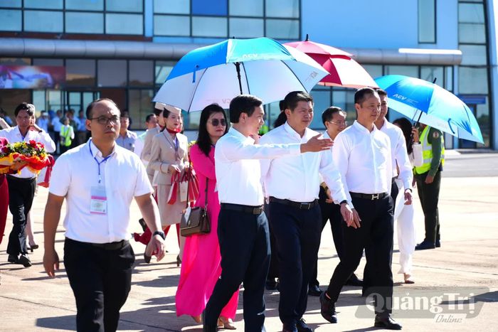 Đồng chí Trần Vũ Khiêm, Phó Bí thư Thường trực Tỉnh ủy, Trưởng đoàn đại biểu Quốc hội tỉnh và các đồng chí lãnh đạo tỉnh đến sân bay Đồng Hới để chào đón các hành khách - Ảnh: T.Đ