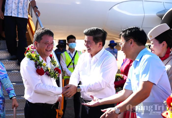 Đồng chí Trần Vũ Khiêm, Phó Bí thư Thường trực Tỉnh ủy, Trưởng đoàn đại biểu Quốc hội tỉnh tặng hoa, chào đón đồng chí Trần Phong, Bí thư Tỉnh ủy Khánh Hòa và các hành khách trên chuyến bay đầu tiên đến Quảng Trị - Ảnh: T.Đ