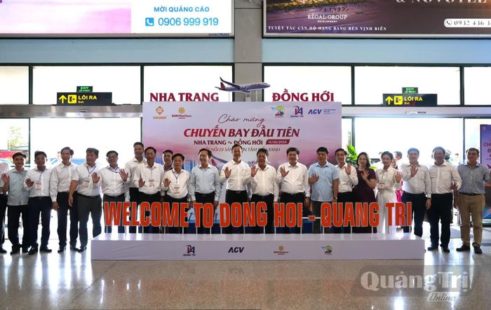 Các đồng chí lãnh đạo tỉnh Quảng Trị và tỉnh Khánh Hòa chào mừng đường bay kết nối Khánh Hòa và Quảng Trị chính thức được đưa vào khai thác - Ảnh: T.Đ