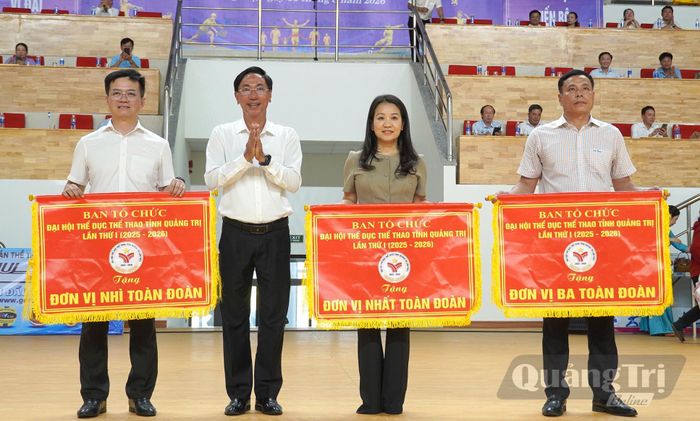 Lãnh đạo Sở Văn hóa, Thể thao và Du lịch tặng cờ đơn vị Nhất, Nhì và Ba toàn đoàn cho các địa phương - Ảnh: C.H
