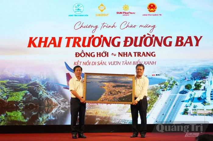 Đồng chí Trần Phong, Ủy viên Trung ương Đảng, Bí thư Tỉnh ủy Khánh Hòa trao quà lưu niệm cho tỉnh Quảng Trị - Ảnh: X.P