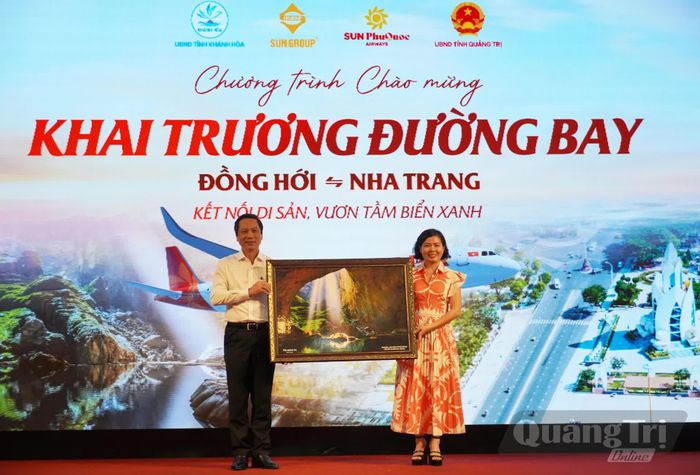 Đồng chí Hoàng Nam, Phó Chủ tịch Thường trực UBND tỉnh trao quà lưu niệm cho lãnh đạo Sun PhuQuoc Airways - Ảnh: X.P