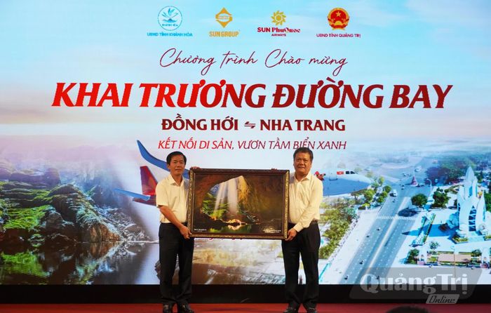 Đồng chí Nguyễn Văn Phương, Ủy viên Trung ương Đảng, Bí thư Tỉnh ủy Quảng Trị trao quà lưu niệm cho tỉnh Khánh Hòa - Ảnh: X.P