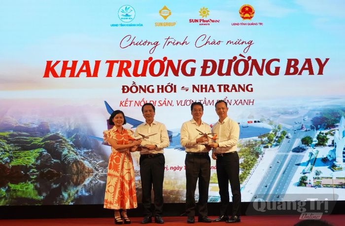 Sun Group và Sun PhuQuoc Airways tặng quà lưu niệm tỉnh Khánh Hòa và Quảng Trị - Ảnh: X.P