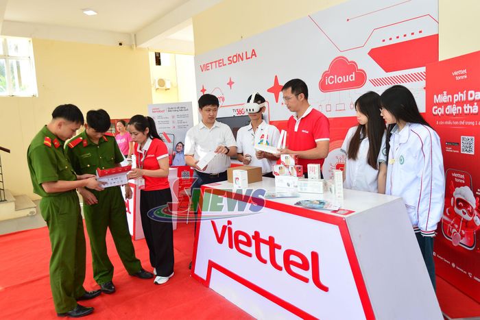 Các đại biểu trải nghiệm gian trưng bày số của Viettel Sơn La.