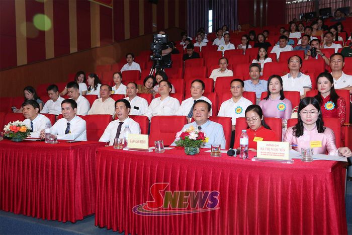 Các đại biểu dự lễ bế mạc.