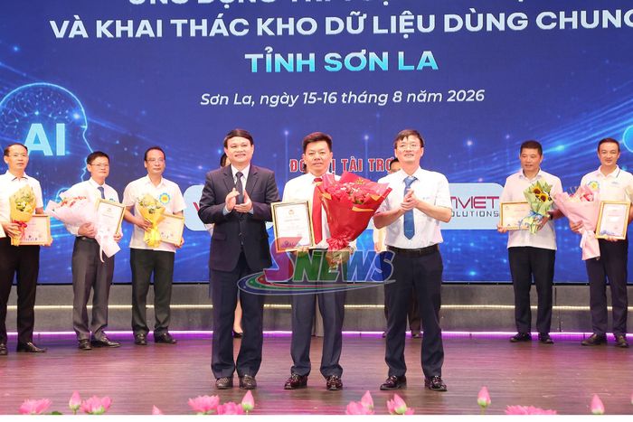 Đồng chí Phó Chủ tịch UBND tỉnh và lãnh đạo VNPT Sơn La trao giải Nhất cho Đội thi Sở Y tế.