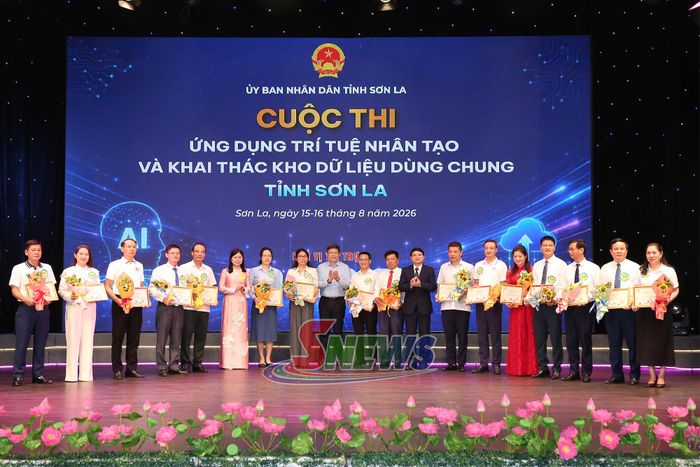 Ban Tổ chức trao chứng nhận cho 16 đội tham gia cuộc thi.