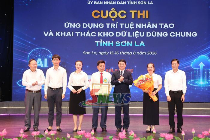Đồng chí Đặng Ngọc Hậu trao Bằng khen của UBND tỉnh cho Đội thi Sở Y tế.