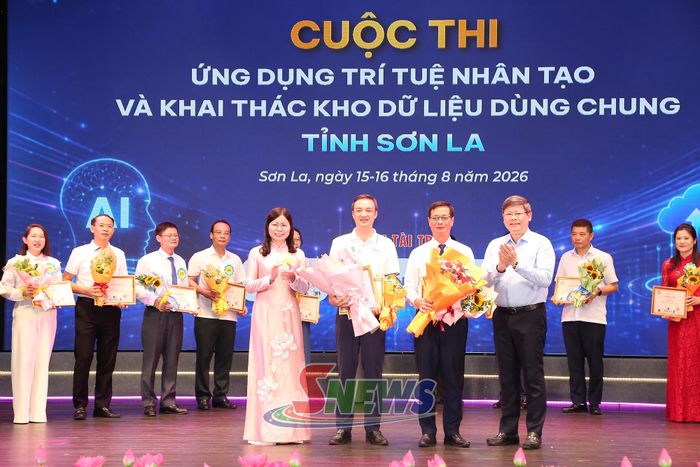 Ban Tổ chức trao các giải chuyên đề cho các đội thi.