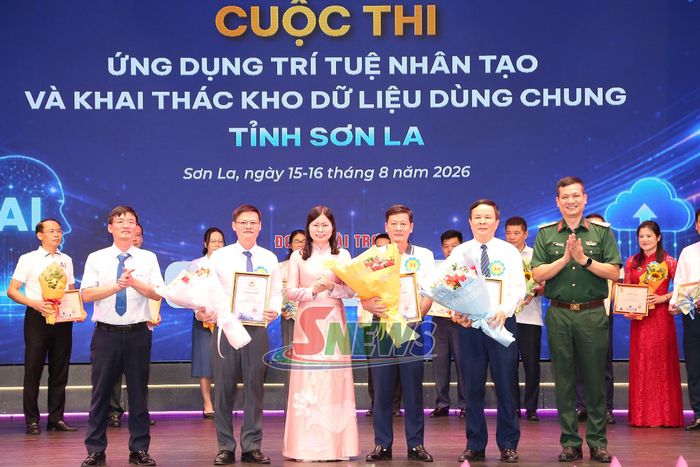 Ban tổ chức trao giải Ba cho các đội thi.