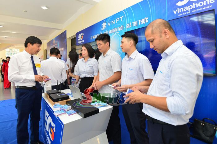 Đại biểu trải nghiệm gian trưng bày số của VNPT Sơn La.