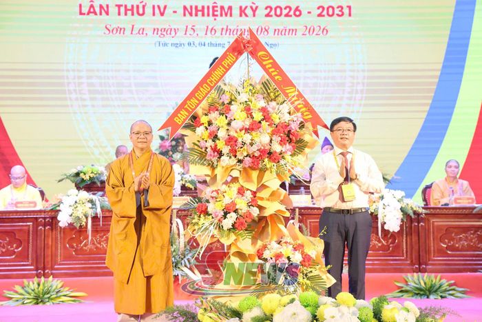 Ban Tôn giáo Chính phủ tặng hoa chúc mừng Đại hội.