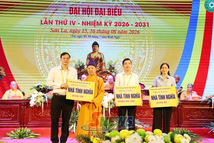 Ban Trị sự Giáo hội Phật Giáo Việt Nam tỉnh trao hỗ trợ xóa nhà tạm cho các địa phương.