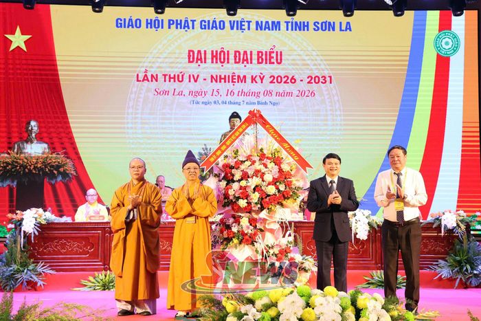 Đồng chí Đặng Ngọc Hậu, Phó Chủ tịch UBND tỉnh, tặng hoa chúc mừng Đại hội.