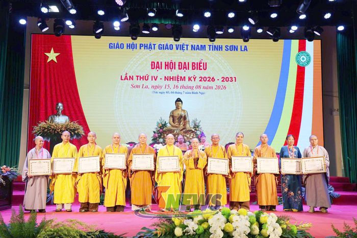 Trung ương Giáo hội Phật giáo Việt Nam trao bằng tuyên dương công đức cho các cá nhân, tập thể.