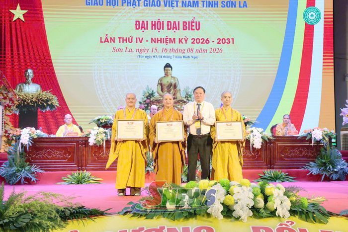 Lãnh đạo Ủy ban MTTQ Việt Nam tỉnh trao bằng khen cho các cá nhân.