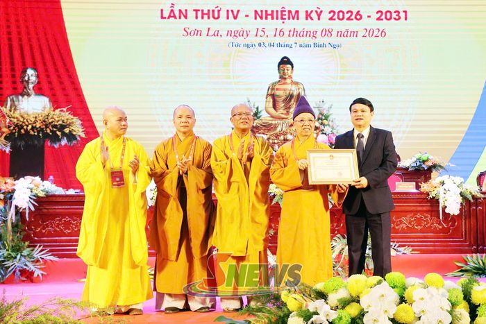 Đồng chí Đặng Ngọc Hậu, Phó Chủ tịch UBND tỉnh, trao bằng khen của UBND tỉnh cho tập thể.