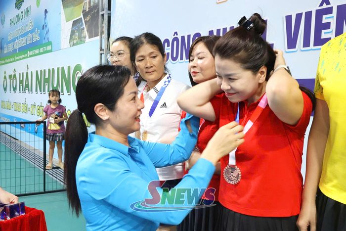 Ban tổ chức trao giải nội dung Pickleball đôi nữ trên 41 tuổi.