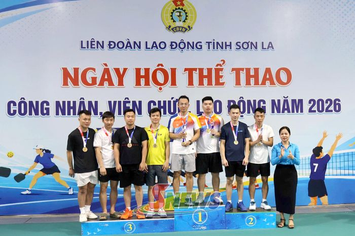 Ban tổ chức trao giải nội dung Pickleball đôi nam dưới 41 tuổi.