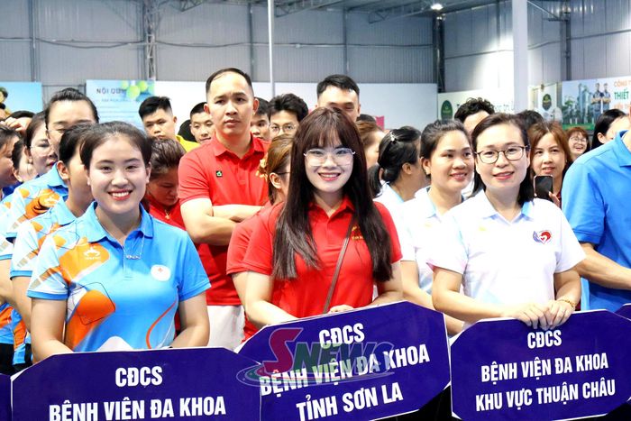 Các VĐV tham gia lễ bế mạc giải.