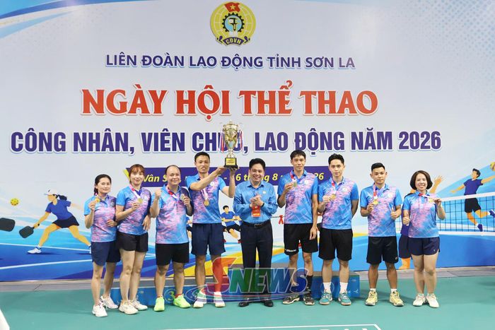 Ban tổ chức trao giải nhất nội dung bóng chuyền hơi cho các VĐV