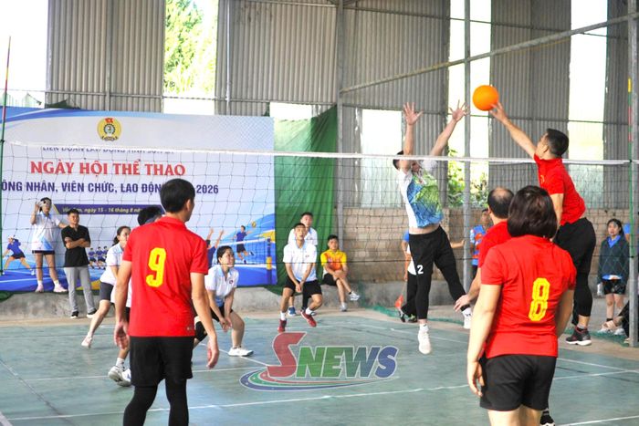 Các VĐV thi đấu nội dung bóng chuyền hơi