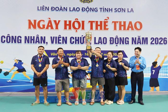 Ban tổ chức trao giải nhất môn kéo co cho Công ty CP Môi trường và Dịch vụ đô thị Sơn La