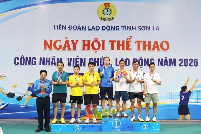 Ban tổ chức trao giải nội dung Pickleball đôi nam trên 41 tuổi.