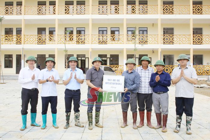 Đoàn công tác tặng quà đơn vị thi công Trường Phổ thông nội trú liên cấp TH - THCS Mường Lạn.