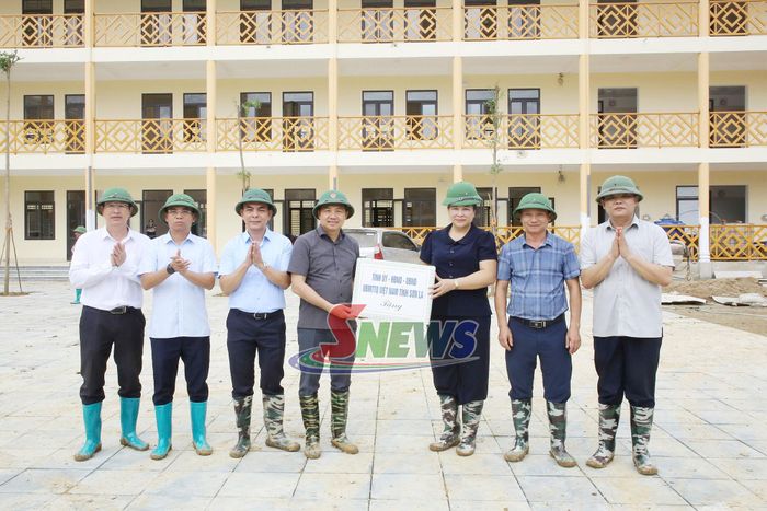 Đoàn công tác tặng quà xã Mường Lạn.
