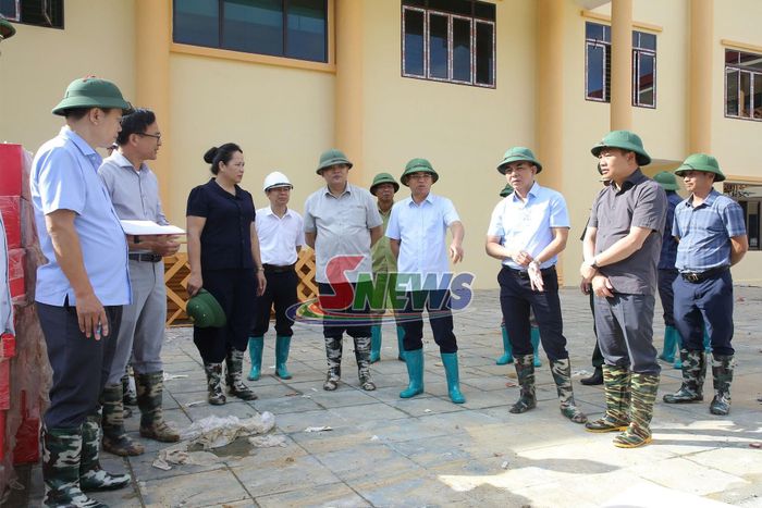 Đoàn công tác kiểm tra tiến độ thi công tại Trường Phổ thông nội trú liên cấp TH - THCS Mường Lạn.