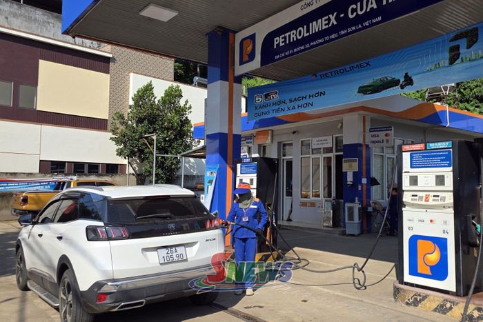 Nhân viên Cửa hàng xăng dầu số 13, Công ty TNHH MTV Petrolimex Sơn La đảm nguồn cung nhiên liệu ổn định.