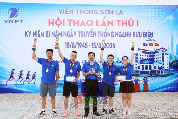 Ban tổ chức trao giải nhất phần thi pickleball nội dung đôi nam, đôi nam nữ.