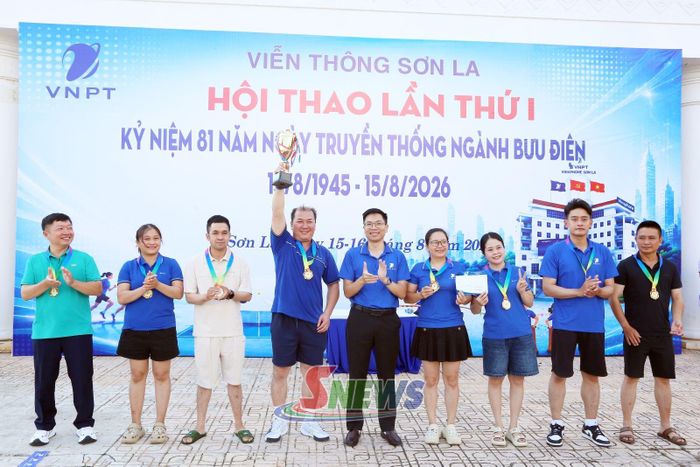 Ban tổ chức trao giải nhất phần thi nhảy bao bố tiếp sức cho đội khu vực Mai Sơn, Yên Châu.