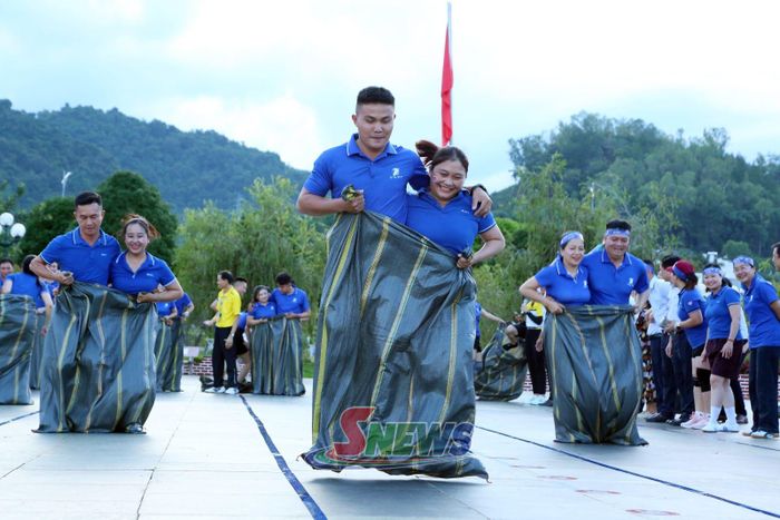 Các đội thi đấu nhảy bao bố tiếp sức tại hội thao.
